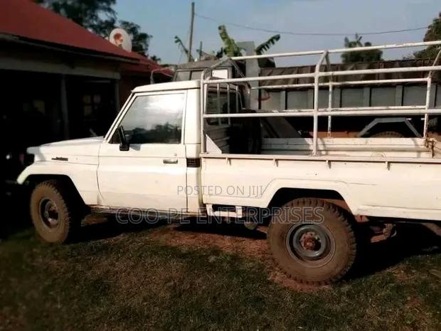 Toyota Land Cruiser 75 Pickup 1989 White