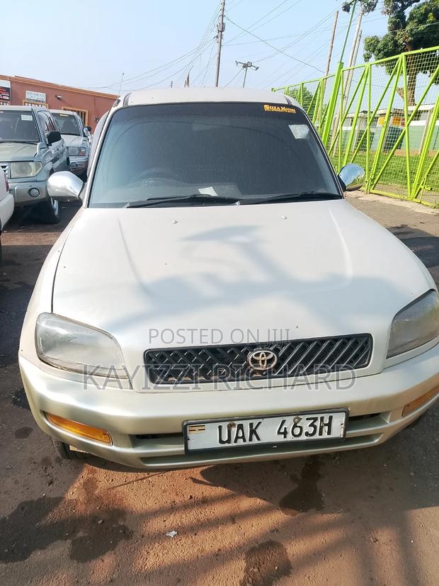 Toyota RAV4 2002 White