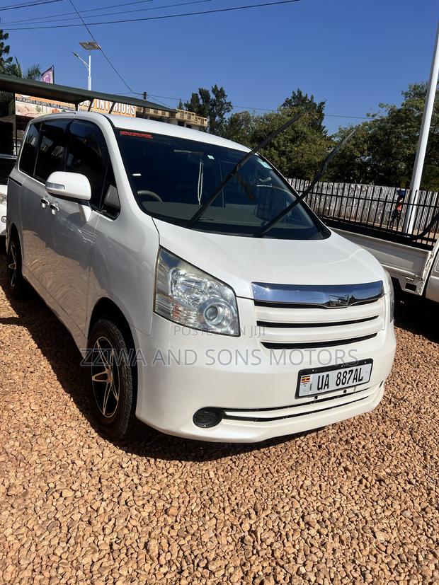 Toyota Noah 2.0 158hp FWD (8 Seater) 2010 White