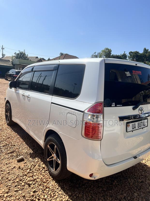 Toyota Noah 2.0 158hp FWD (8 Seater) 2010 White