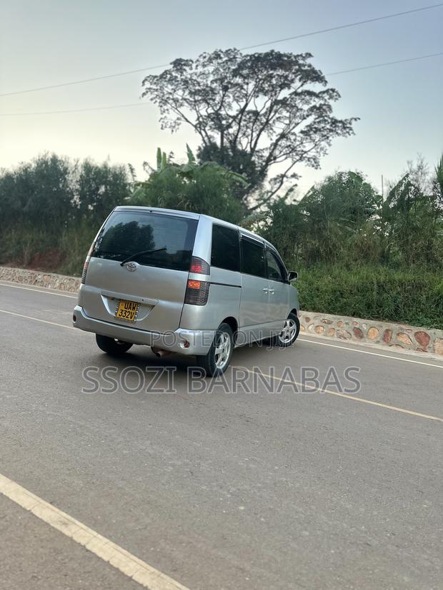 Toyota Noah 2002 Silver