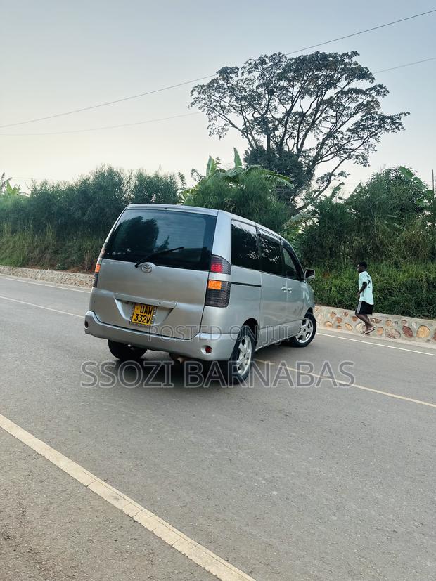 Toyota Noah 2002 Silver