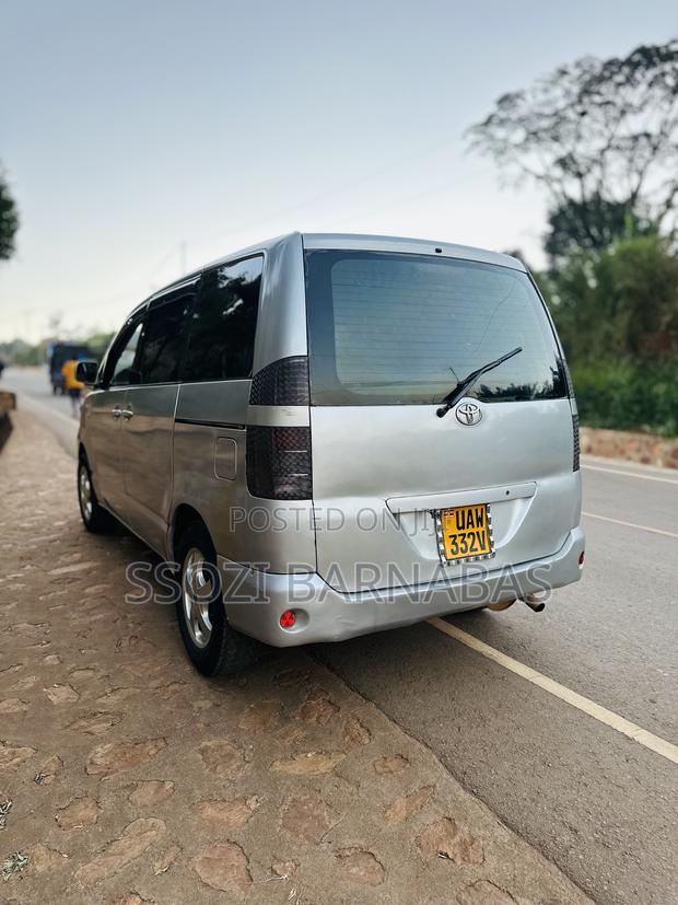 Toyota Noah 2002 Silver