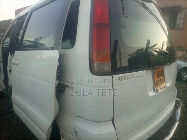 Toyota Noah 2002 White