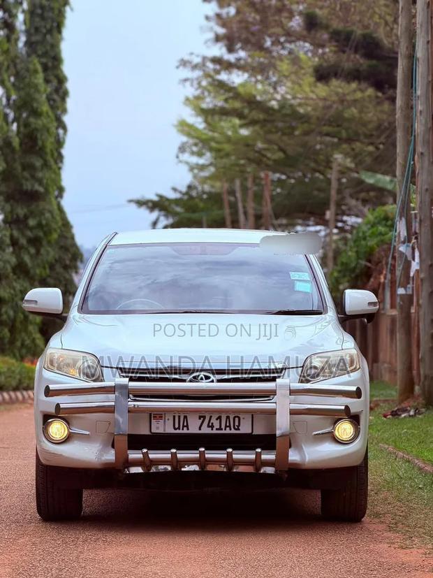 Toyota Vanguard 2010 White