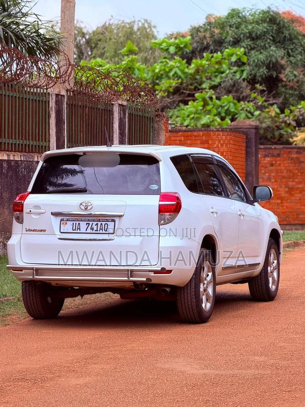 Toyota Vanguard 2010 White