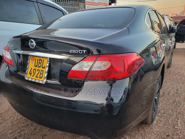 Nissan Fuga 2012 Black