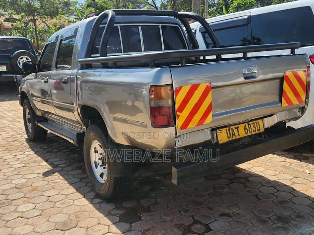 Toyota Hilux 2000 Gray