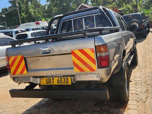 Toyota Hilux 2000 Gray