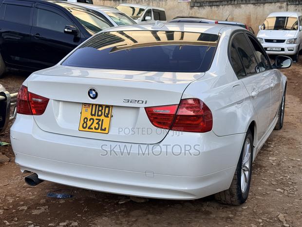 BMW 320i 2010 White
