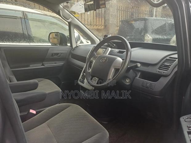 Toyota Noah 2.0 143hp AWD (7 Seater) 2013 Gray