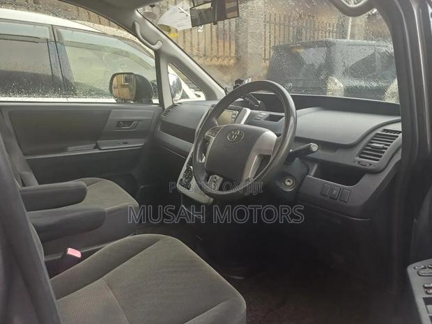 Toyota Noah 2.0 143hp AWD (7 Seater) 2013 Gray
