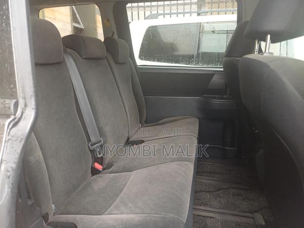Toyota Noah 2.0 143hp AWD (7 Seater) 2013 Gray