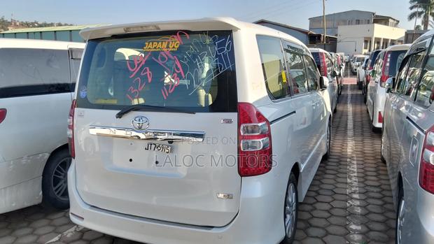 Toyota Noah 2013 White