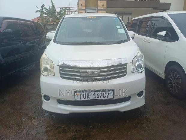 Toyota Noah 2.0 143hp AWD (8 Seater) 2012 White