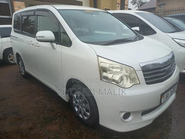Toyota Noah 2.0 143hp AWD (8 Seater) 2012 White