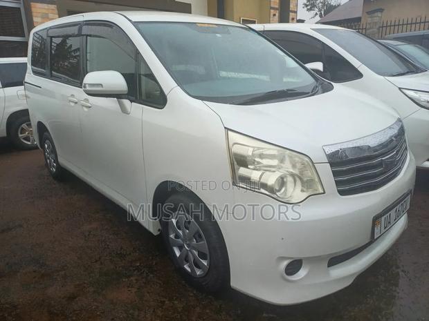 Toyota Noah 2.0 143hp AWD (8 Seater) 2012 White