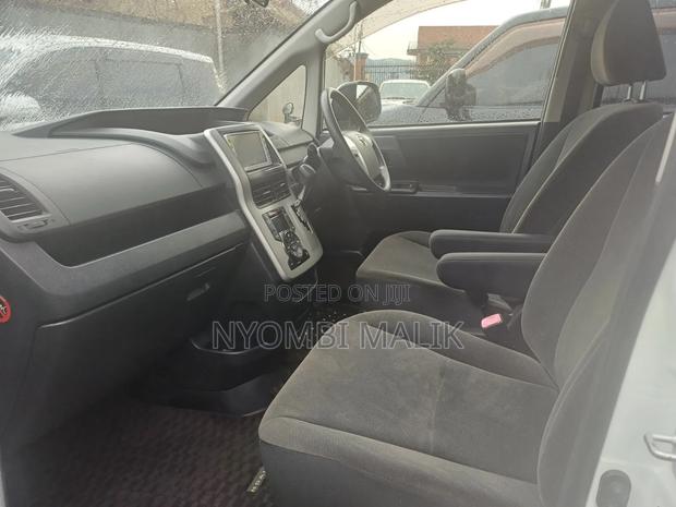 Toyota Noah 2.0 143hp AWD (8 Seater) 2012 White