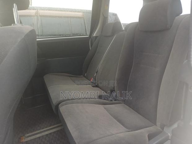 Toyota Noah 2.0 143hp AWD (8 Seater) 2012 White