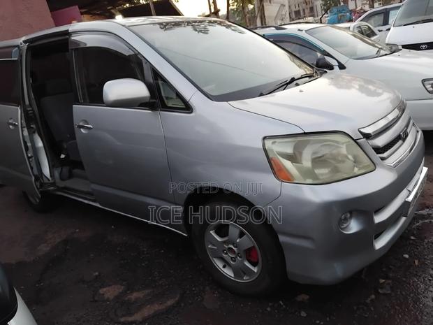 Toyota Noah 2006 Ivory