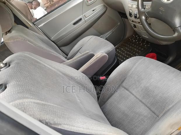 Toyota Noah 2004 Ivory