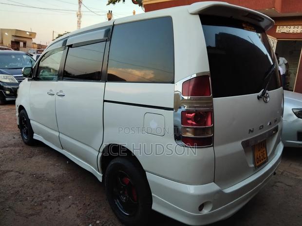 Toyota Noah 2004 White