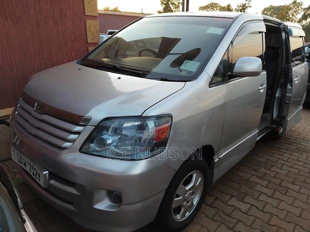 Toyota Noah 2004 Silver