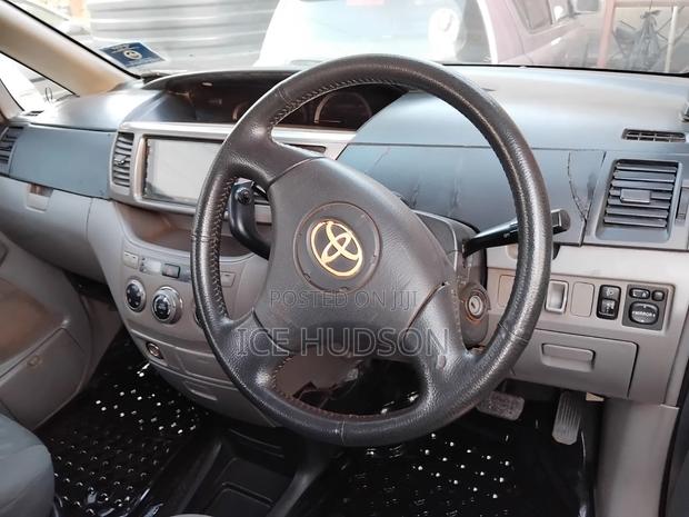 Toyota Noah 2004 Silver