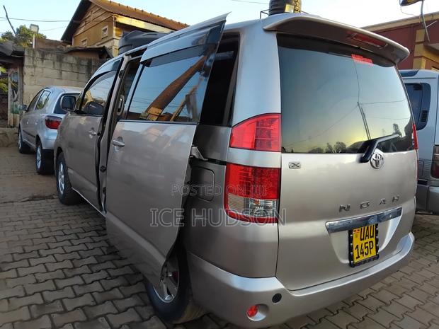 Toyota Noah 2005 Gold