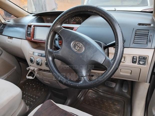 Toyota Noah 2005 Gold