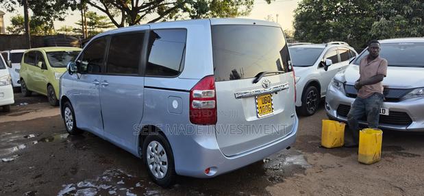 Toyota Noah 2010 Gray