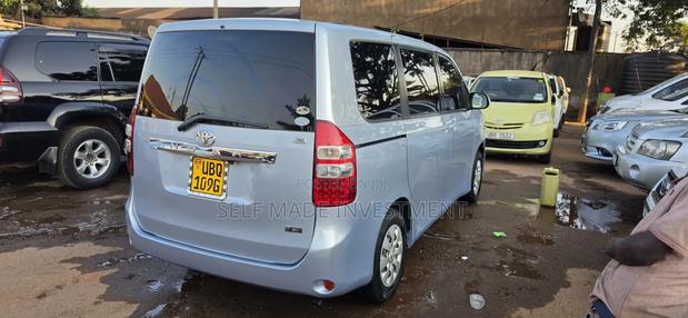 Toyota Noah 2010 Gray