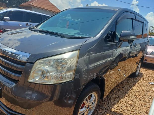 Toyota Noah 2012 Gray