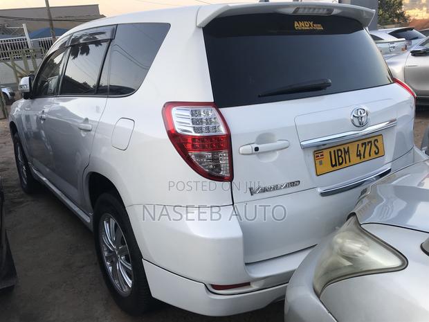 Toyota Vanguard 2009 White