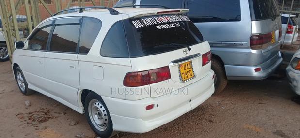 Toyota Ipsum 2000 White