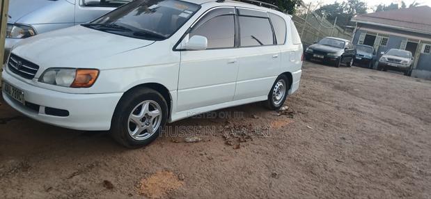 Toyota Ipsum 2000 White