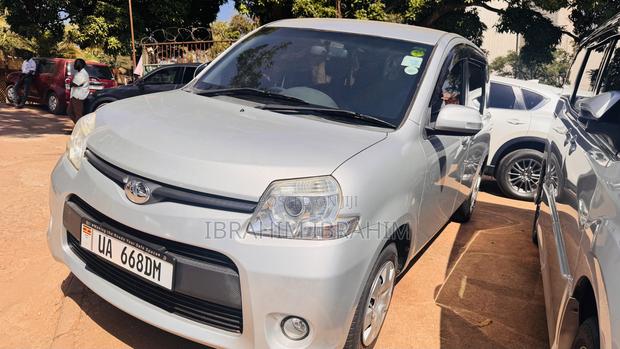 Toyota Sienta 2010 Silver