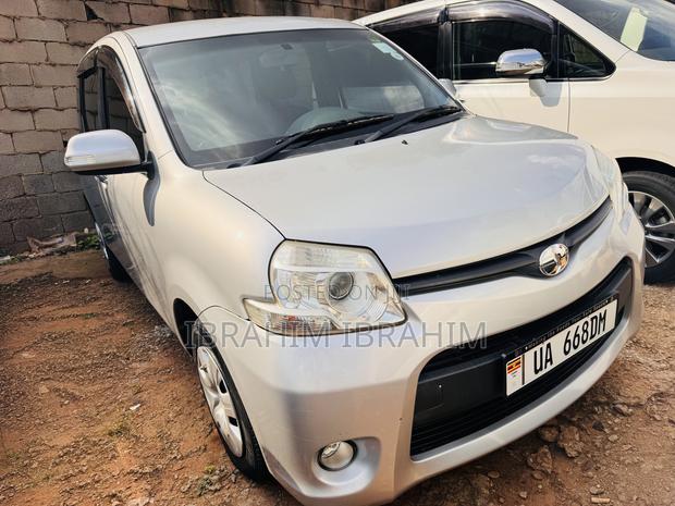 Toyota Sienta 2010 Silver