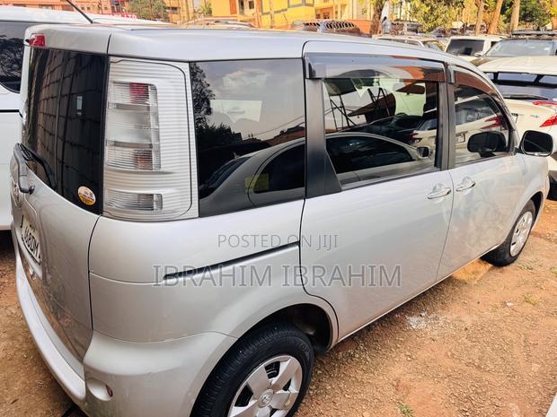 Toyota Sienta 2010 Silver