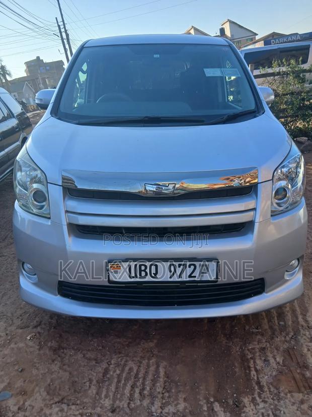 Toyota Noah 2009 Silver