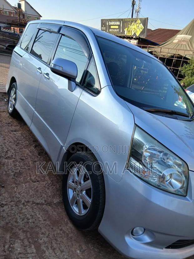 Toyota Noah 2009 Silver