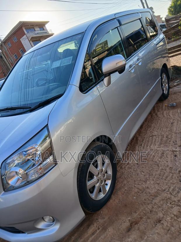 Toyota Noah 2009 Silver