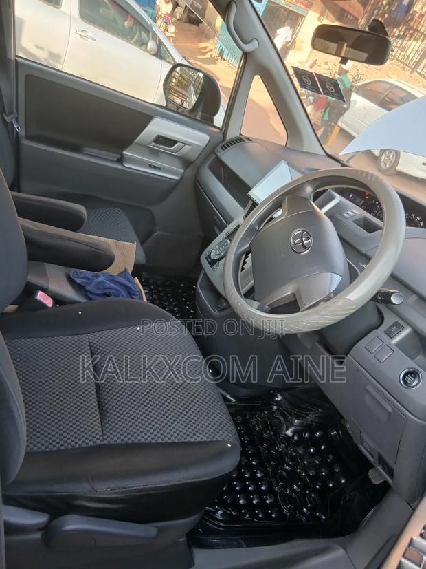 Toyota Noah 2009 Silver