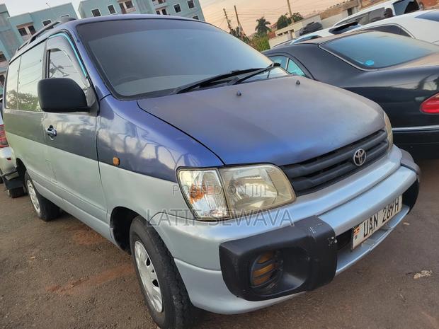 Toyota Noah 2.0 AWD (8 Seater) 2002 Blue