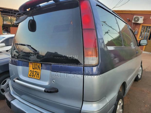 Toyota Noah 2.0 AWD (8 Seater) 2002 Blue
