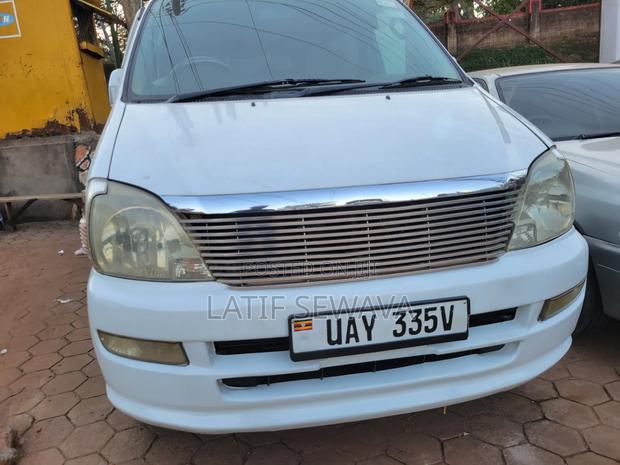 Toyota Regius 1998 White