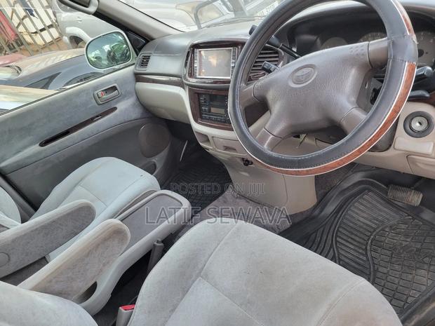 Toyota Regius 1998 White