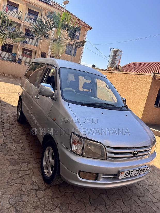 Toyota Noah 2.0 FWD (8 Seater) 2001 Silver
