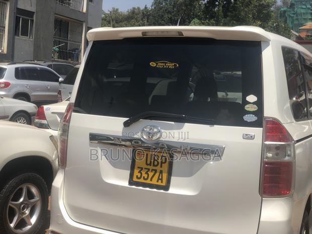 Toyota Noah 2010 White