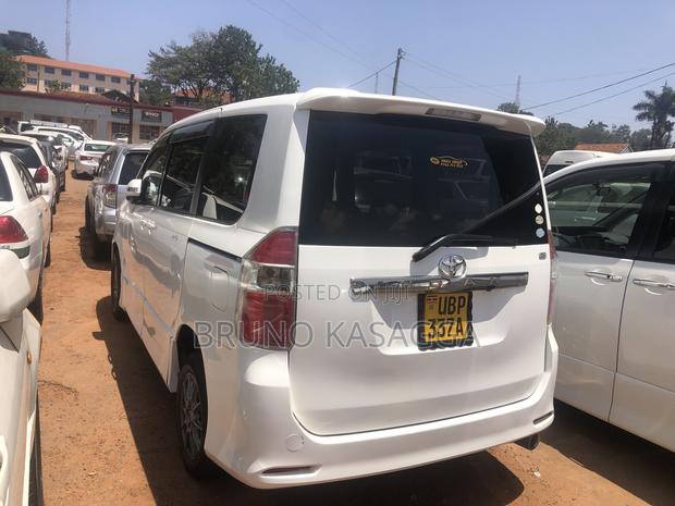 Toyota Noah 2010 White